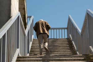 시그니아 독일보청기 오산센터 · 동탄센터 senior walking stairs handrail